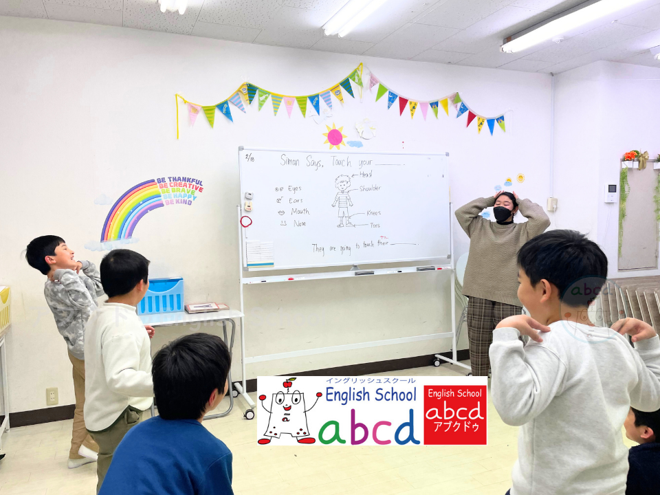 練馬区保谷駅徒歩3分の英語教室アブクドゥで、Simon says　アクティビティを楽しむ小学生たち、外国人講師と楽しい時間を過ごしています